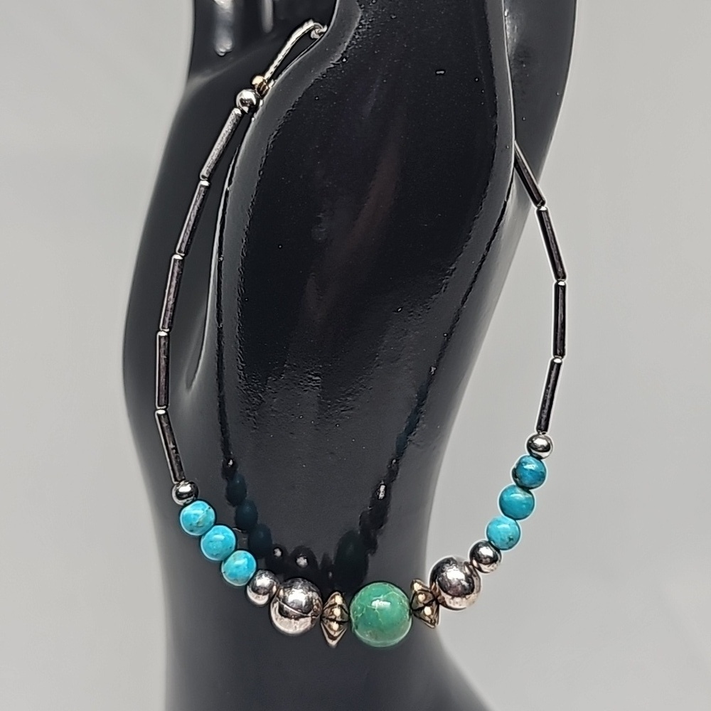 Turquoise bead braclet with clasp closure